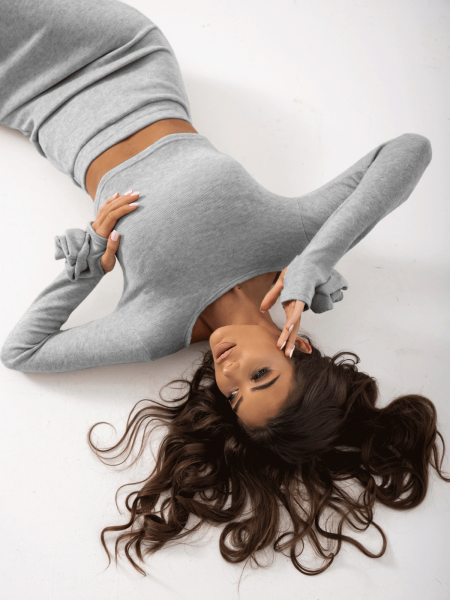 Stylowy komplet dzianinowy ze spódnicą ZAFIRE - szary 2